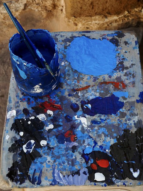 Essaouira - La palette du peintre. Quelques taches rouges au milieu d'un camaïeu de bleus.