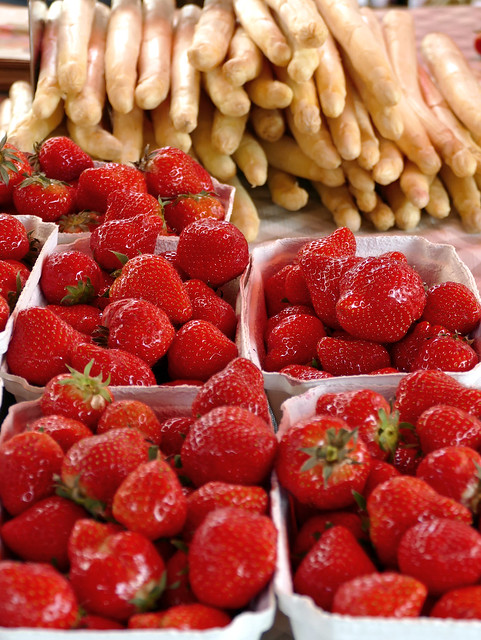 Mainz, Markt, Erdbeeren und Spargel - strawberries and asparagus