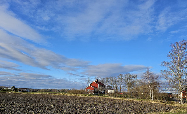 Kvällssol, blå himmel, vita moln, idyll, Norrspånga 2, Spångavägen, utanför Vingåker, 2024-04-27