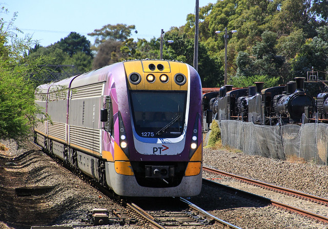 VL75 rolls past the stored D3’s that have been long term residents at Ballarat East