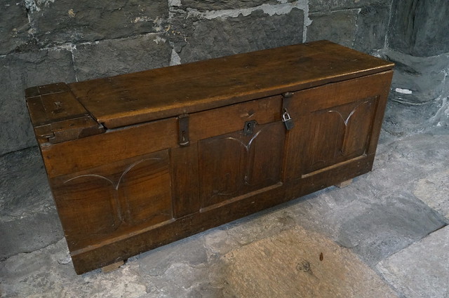 Les meubles anciens...Un coffre dans la cathédrale d'Embrun (Hautes-Alpes, PACA)