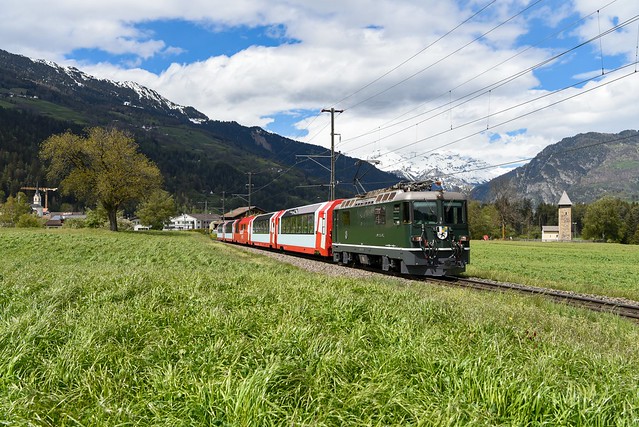RhB Ge 4/4 II 611 der Rhätischen Bahn am 27. April 2024 bei Cazis.