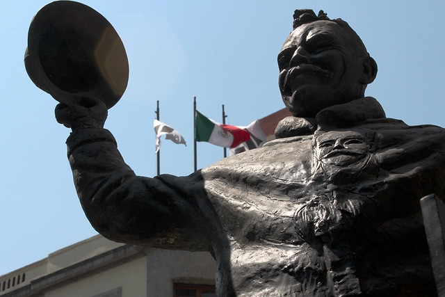 Estatua de Francisco Villa en la calle Madero