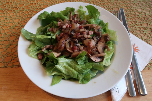 Eichblattsalat mit Champignon-Speck-Zwiebel-Topping (mein zweiter Teller)