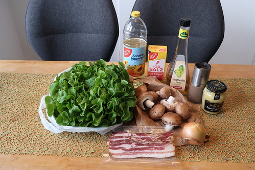 Zutaten für Eichblattsalat mit Champignon-Speck-Zwiebel-Topping