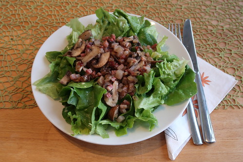 Eichblattsalat mit Champignon-Speck-Zwiebel-Topping (mein erster Teller)