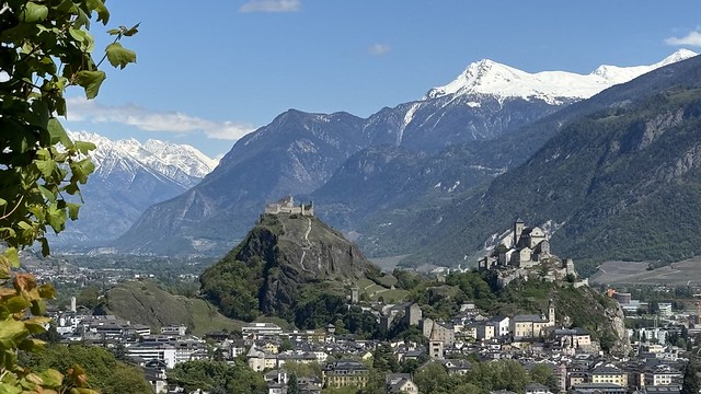 Sion avec le Château de Tourbillon et la Basilique de Valère, Valais; Sitten mit Burg Tourbillon und Basilika Valeria, Wallis