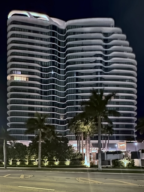 The Bristol Palm Beach, 1100 S Flagler Drive, West Palm Beach, Florida, USA / Built: 2019 / Floors: 25 / Architect:  Solomon Cordwell Buenz and Revuelta Architecture International (PA) / Interiors by:  Amir Khamneipur / Landscaping by: EDSA, Inc.