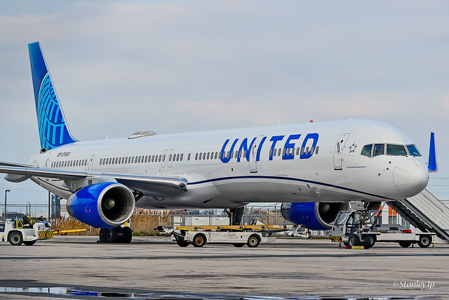 United Airlines 757-300 N75853
