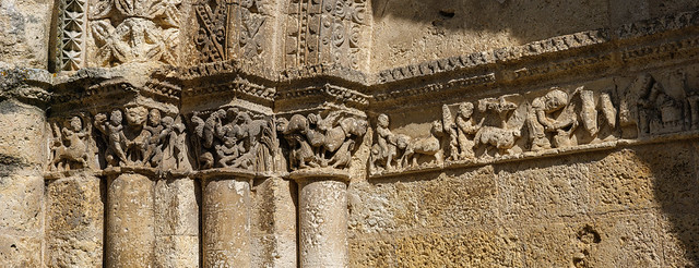 Église Saint-Jacques - détail de la façade romane 6 - chapiteaux historiés - 2 pics' Panorama