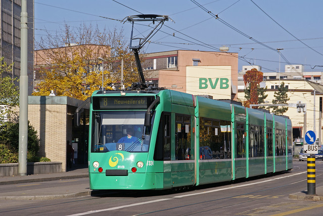 Be 6/8 Combino 324, auf der Linie 8, bedient am 07.11.2008 die Haltestelle CIBA.