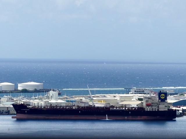 Pétrolier dans le port de Papeete Tahiti