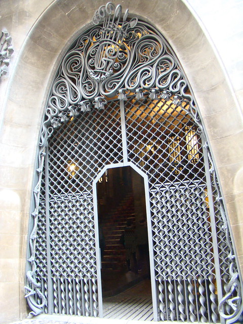 puerta rejas de hierro fachada exterior palacio guell barcelona