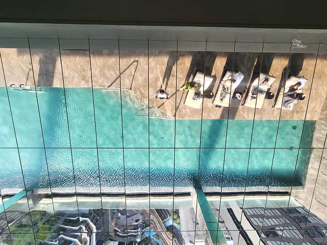 intercontinental hotel sukhumvit pool reflection