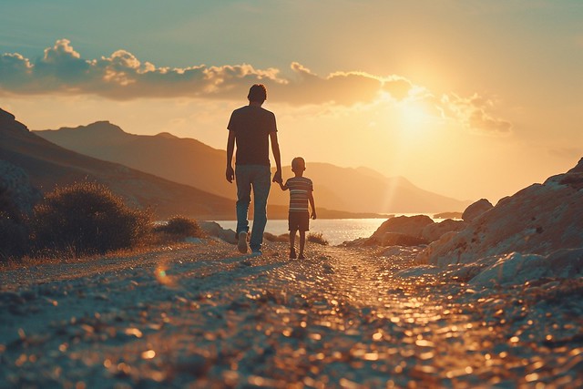 Vater mit Sohn im Sonnenuntergang