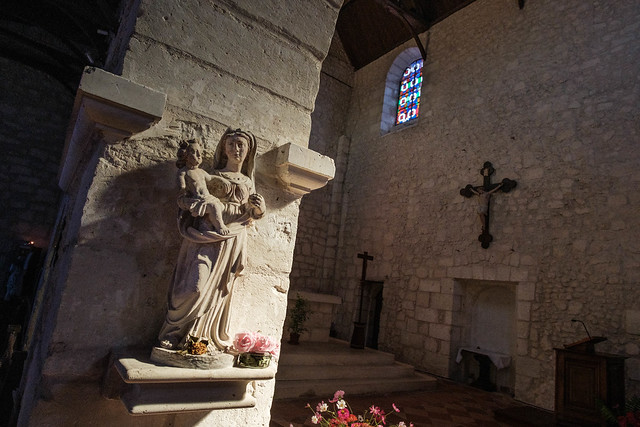 Statue de Vierge à l'enfant dans l'église Saint-Jacques