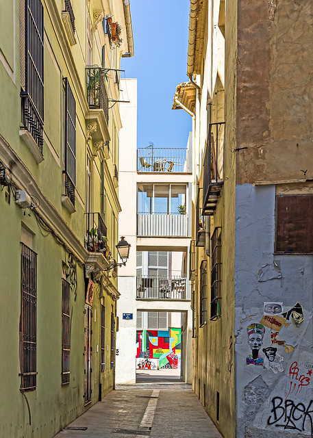 Alleyway (Valencia) El Carmen Area of the City (Olympus OM-1 & Panasonic 10-25mm f1.7 Zoom)