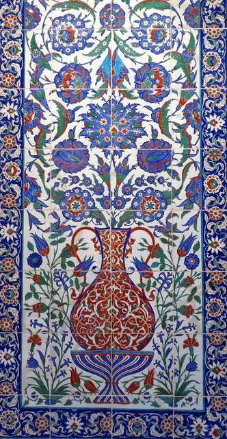 Cerámica turco-otomana de Iznik. Panel de azulejos con composición floral y jarrón (c. 1592)