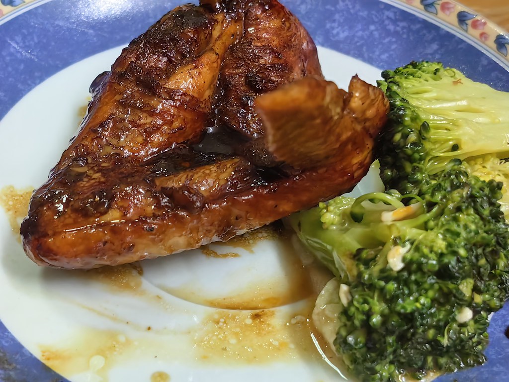 烤雞翅 Grilled Chicken Wings (1.5pcs) 綠色花椰菜 Broccoli, 萵苣 Lettuce.. 黃瓜片 Cucumber slices & 櫻桃蕃茄 Cherry Tomato @ Home-cooked