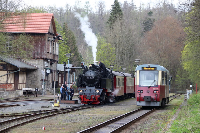 2022-05-05; 0116. HSB 99 6001 met trein 8966 en HSB 187 019-9 als trein 8981. Bhf. Alexisbad. Kreisstraße, Alexisbad, Harzgerode.