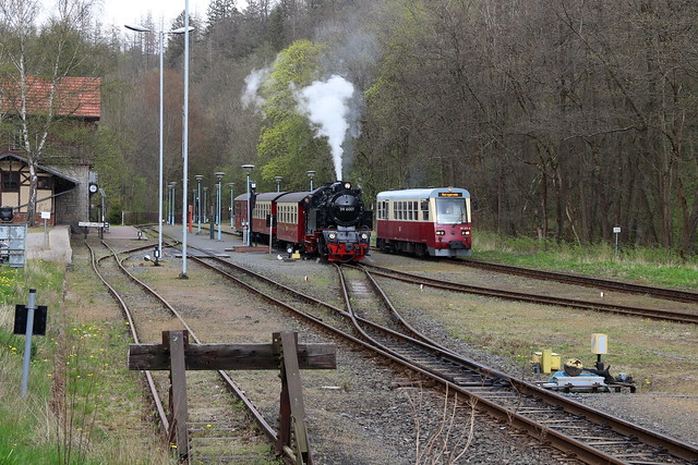2022-05-05; 0119. HSB 99 6001 met trein 8966 en HSB 187 019-9 als trein 8982. Bhf. Alexisbad. Kreisstraße, Alexisbad, Harzgerode.