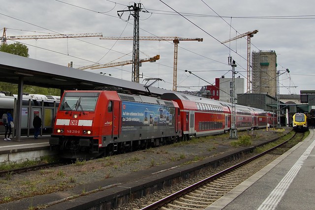 146 210 („Auf den schönsten Strecken das Ländle entdecken“) wartet in Stuttgart am 29.4.2024 auf Abfahrt ihres RE 5 nach Friedrichshafen.