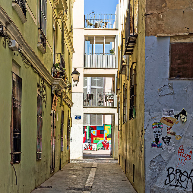 Alleyway (Valencia) El Carmen Area of the City  (Cropped) (Olympus OM-1 & Panasonic 10-25mm f1.7 Zoom)