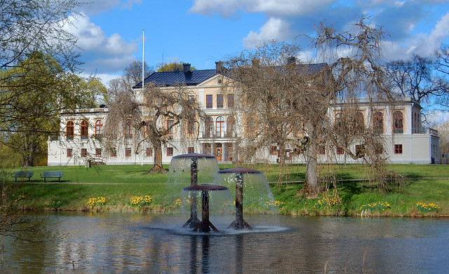 Säfstaholms Slott, slottsdamm, fontän, vårblommor, Vingåker, 2015-04-29