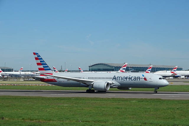 American Airlines 787-900 N86AA departing 09R