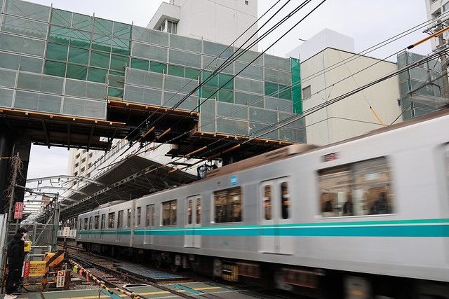 Saitama Rapid Railway 2000 Series Train and Tokyo Metro 9000 Series Train at Tokyu Meguro Line Okusawa Station 9