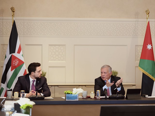 جلالة الملك عبدالله الثاني يؤكد ضرورة تطوير صادرات شركة مناجم الفوسفات الأردنية لتشمل منتجات من الصناعات التحويلية ذات القيمة الاقتصادية العالية لتخفيف أثر تقلبات الأسعار وتعزيز التنافسية، خلال اجتماع عقد مع ممثلين عن الشركة