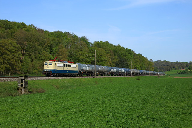 Gunvor Deutschland 151 020 (T4T) leads tank car train 52692 (Passau Gbf - Ingolstadt Hbf) at Großberghofen (DE).