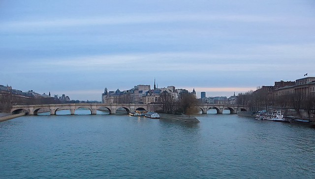 Paris, heure bleue sur le pont Neuf et l'île de la Cité.