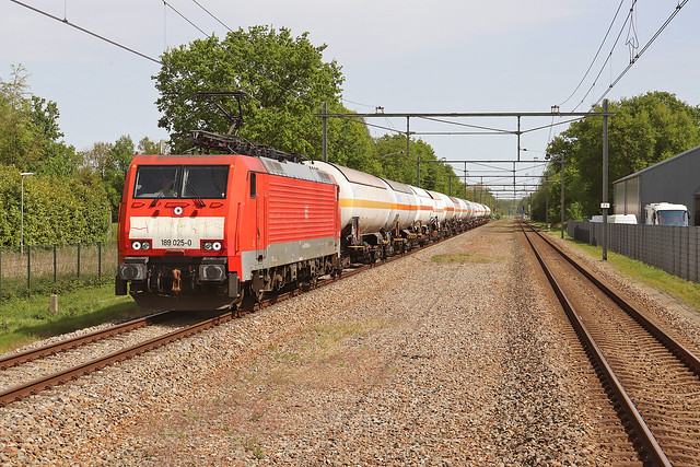 DBC 189 025 met gasketelwagens (Gremberg/Sloehaven) bij Spaubeek. 30 April 2024
