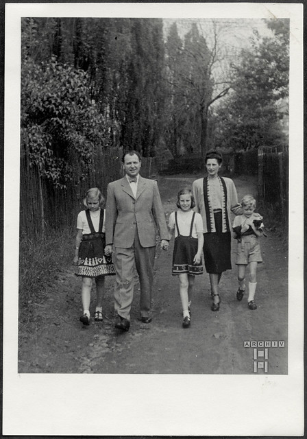 ArchivTappen42(1S)Album(4D)398 Privatalbum, Ehepaar und Kinder, 1940er