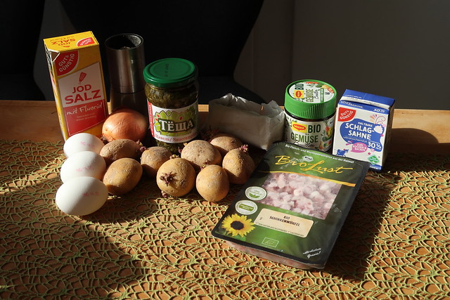 Zutaten für Sauerampfersuppe mit Eiern und Speck