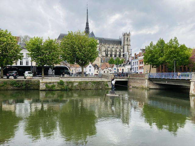 La plus vaste cathédrale de France se reflète dans la Somme. Amiens, quartier Saint -Leu.