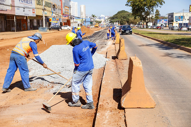 30/04/2024 - Obras na Hélio Prates chegam à etapa de preparação do solo para receber pavimentação