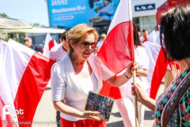 Europoseł Jadwiga Wiśniewska w przeddzień majowych świąt, podarowała częstochowianom biało-czerwone flagi