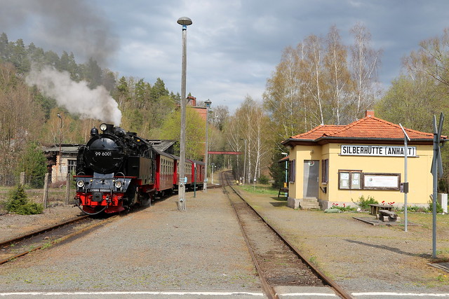 2022-05-05; 0128. HSB 99 6001 met trein 8966. Hp. Silberhütte. Kreisstraße, Silberhütte, Harzgerode.