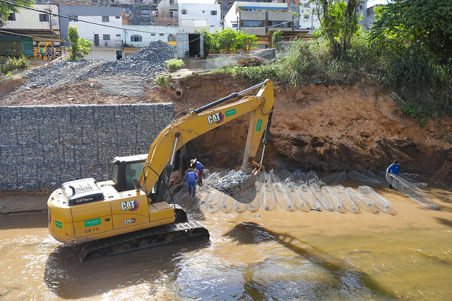 30/04/2024 - Vila Cauhy: Córrego Riacho Fundo recebe muros de gabiões nas margens
