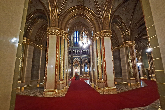 2024.01.02.066 BUDAPEST - Parlement - Salon d'accès à la salle du dôme.