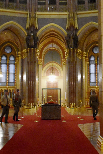 2024.01.02.070 BUDAPEST - Parlement - La salle du dôme. La couronne. Photo interdite à l'intérieur.