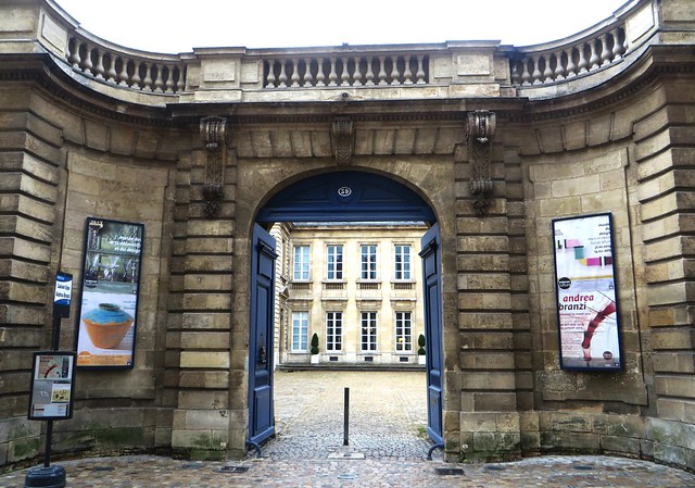 Porte cochère de l'hôtel de Lalande, Musée des Arts décoratifs et du Design, rue Bouffard, Bordeaux, Nouvelle-Aquitaine.