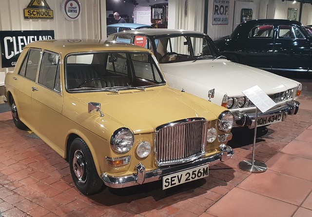 Vanden-Plas Princess 1300 (1974) & Rover 2000 (1966)