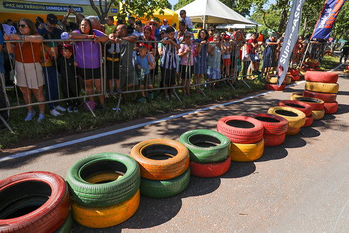 01/05/2024 - Cerca de 250 pneus descartados são recolhidos no Setor de Oficinas do Paranoá