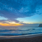 4. Jaanuar 2024 - 5:22 - Early morning sunrise views over the sea and lagoon at Avoca Beach on the Central Coast, NSW, Australia.