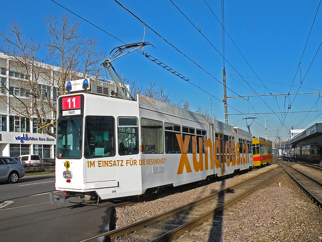 Doppeltraktion, mit dem Be 4/8 240 mit der Werbung für Xundjobs.ch und dem Be 4/6 262, auf der Linie 11, fährt am 16.01.2012 zur Haltestelle Freilager.