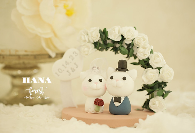 Handmade cats bride and groom with flowers arch custom wedding cake topper, pets wedding cake decoration ideas
