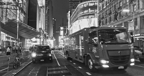 Scène urbaine nocturne Scène urbaine nocturne sur Broadway Avenue à New-York.